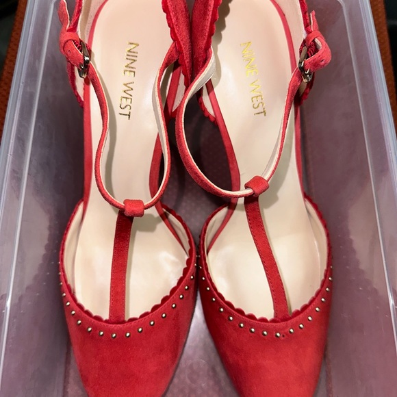 Red pumps - Picture 1 of 7